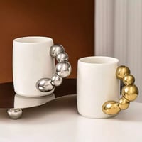 كوب بعقد من الكرات