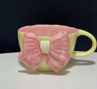 كوب الفيونكه بصحن مصنوع يدوياً