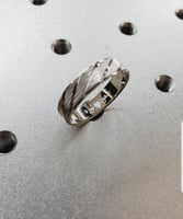 دبلة فضة رجالية فاخرة – تصميم ناعم وأناقة خالدة