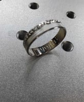 دبلة فضة رجالية فاخرة – تصميم ناعم وأناقة خالدة