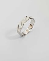 دبلة فضة رجالية فاخرة – تصميم ناعم وأناقة خالدة