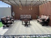 طقم جلوس خارجي فاخر 7 مقاعد خشب سويدي مع عدد 2 طاو...