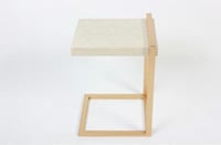 طاولة جانبية