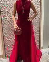 فستان سهرة عودي خامة مخمل معى ذيل تفته استرتش