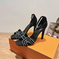 هيرمز بمقاسات مختلفة من الكعب