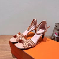 هيرمز بمقاسات مختلفة من الكعب