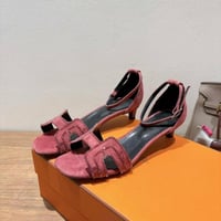 هيرمز بمقاسات مختلفة من الكعب