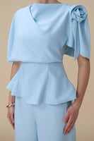 طقم بنطلون ازرق بتصميم بيبلوم وربطة كتف