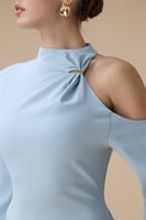 فستان أزرق فاتح طويل بتصميم كتف واحد وقصة انسيابية