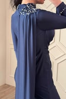 فستان كحلي سهرة ماكسي بوشاح مزين بالكريستال