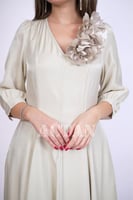 فستان طويل مزين باللؤلؤ والكريستال لون بيج