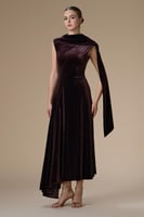 فستان بني ميدي مخمل بوشاح كتف