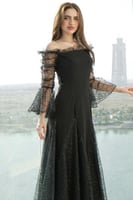 فستان طويل اوف شولدر بأكمام من التل المطرز لون اسو...