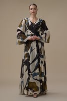 فستان بني طويل بقصة لف وأكمام واسعة