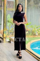 فستان مخملي بقصة ضيقة مزين ببروش لون بنفسجي