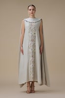 جلابية بيج طويلة بتطريز مركزي وتصميم كاب