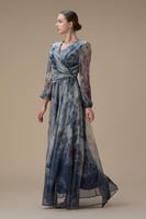 فستان ازرق طويل بقصة ملتفة مع أكمام شفافة