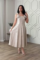 فستان ميدي بأكتاف فيونكة متدلية من الخلف لون بيج