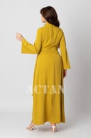 فستان ماكسي بياقة مزينة بكريستالات لون اصفر