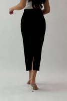 تنورة ميدي بقصة ضيقة لون اسود