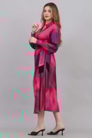 فستان ميدي برباط عالخصر مزين بهدب وكريستال لون فوش...