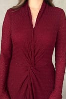 فستان احمر طويل بقصة ملتفة