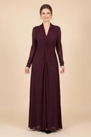 فستان عنابي طويل بقصة ملتفة