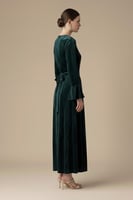 فستان مخملي بفتحة من الأمام لون اخضر