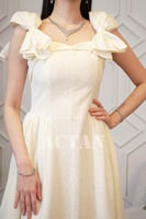 فستان ميدي بأكتاف فيونكة لون بيج