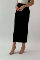 تنورة ميدي بقصة ضيقة لون اسود