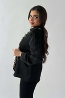 بلوزة ساتان بربطة عنق بنقش نمري لون اسود