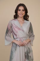 فستان طويل بليسيه بطبعة ورد لون بيج