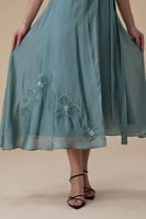 فستان ميدي أزرق بتطريزات زهرية