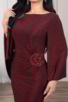 فستان ضيق بلمعة وأكمام كيب لون احمر