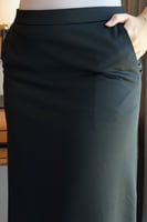 تنورة رسمية ضيقة بجيوب لون اسود