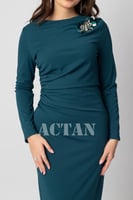 فستان بقصة ضيقة مزين ببروش لون تركواز