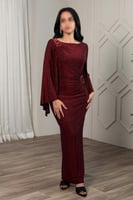 فستان ضيق بلمعة وأكمام كيب لون احمر