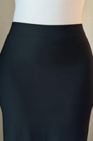 تنورة ميدي بقصة ضيقة لون اسود