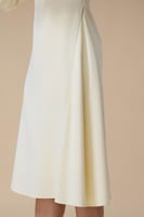 فستان سكري فاتح ميدي بتصميم كتف واحد