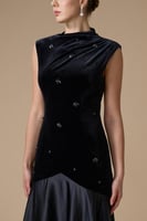 فستان أسود طويل بدون أكمام