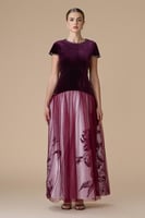 فستان برغندي طويل بأكمام قصيرة