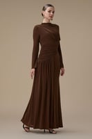 فستان طويل بني بكسرات جانبية