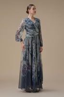 فستان ازرق طويل بقصة ملتفة مع أكمام شفافة