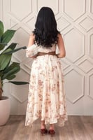 فستان بكتف واحد مزين بهدب لون بيج فاتح