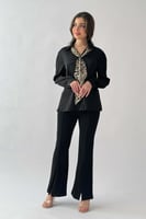 بلوزة ساتان بربطة عنق بنقش نمري لون اسود