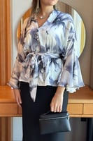 بلوزة موردة باكمام واسعة