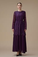 فستان طويل بنفسجي من الدانتيل المطرز