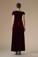 فستان عودي ميدي مخمل بكتف واحد