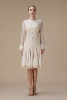 فستان بيج قصير مزهر بأكمام طويلة وكشكش