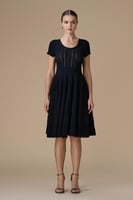 فستان اسود قصير تريكو محبوك